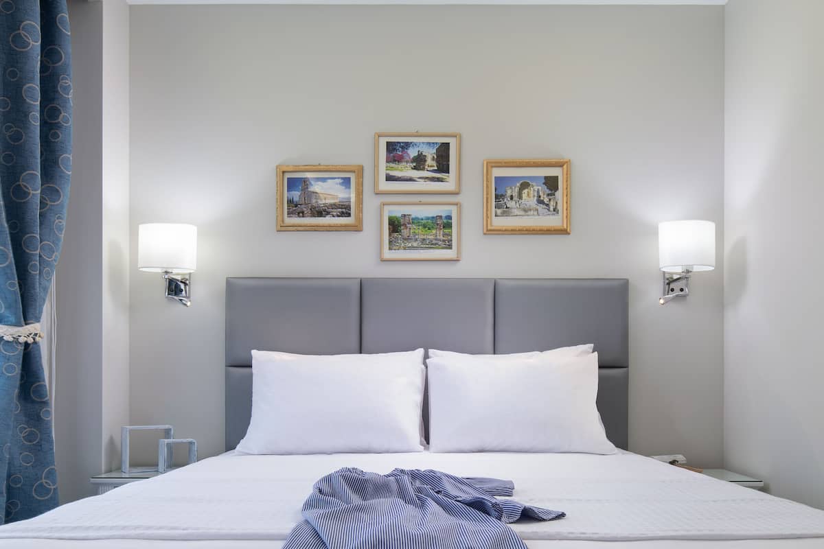 1 bedroom, Egyptian cotton sheets, premium bedding, down duvets