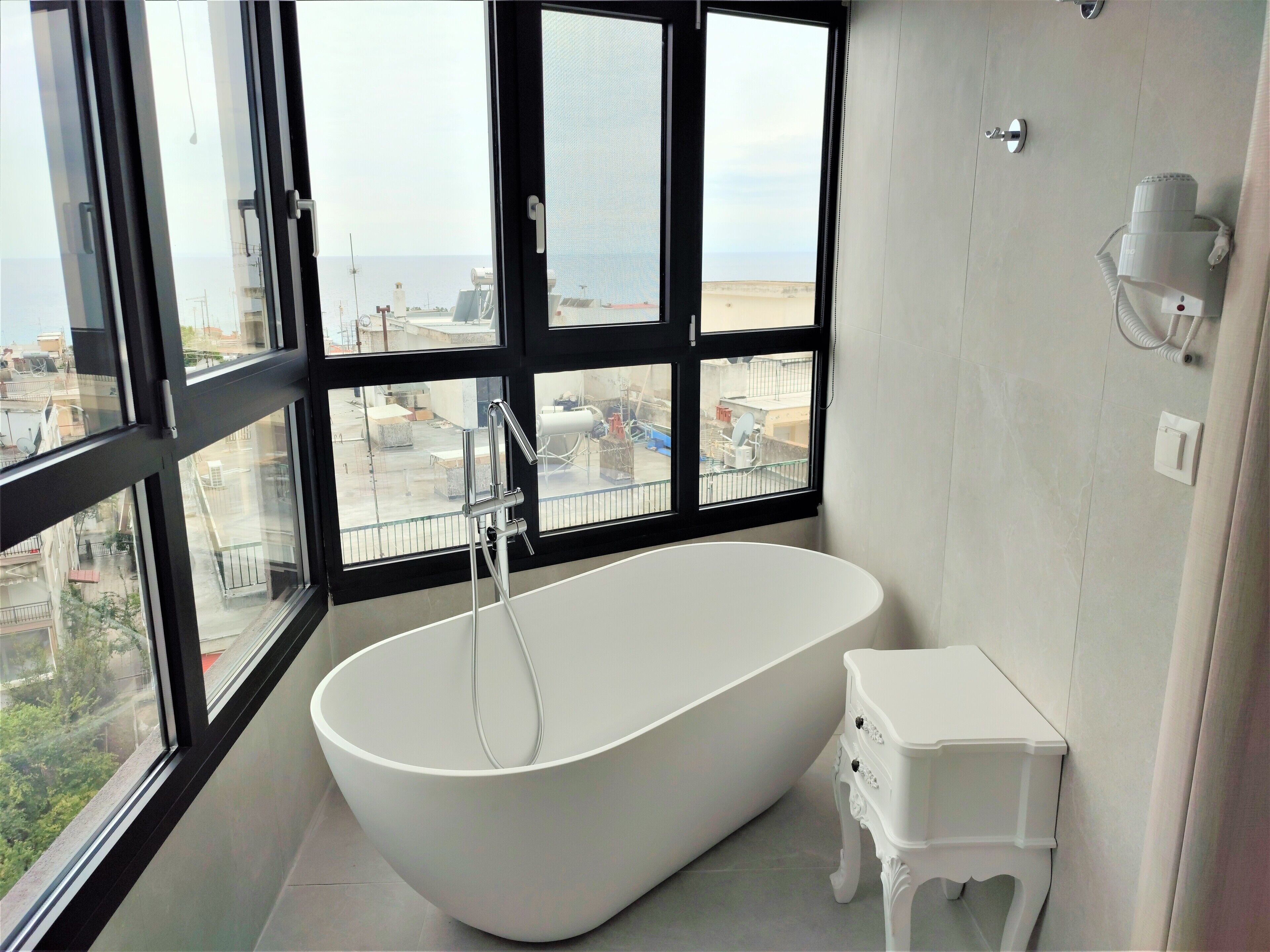 Baño | Regadera, amenidades de baño de diseñador, secadora de cabello 
