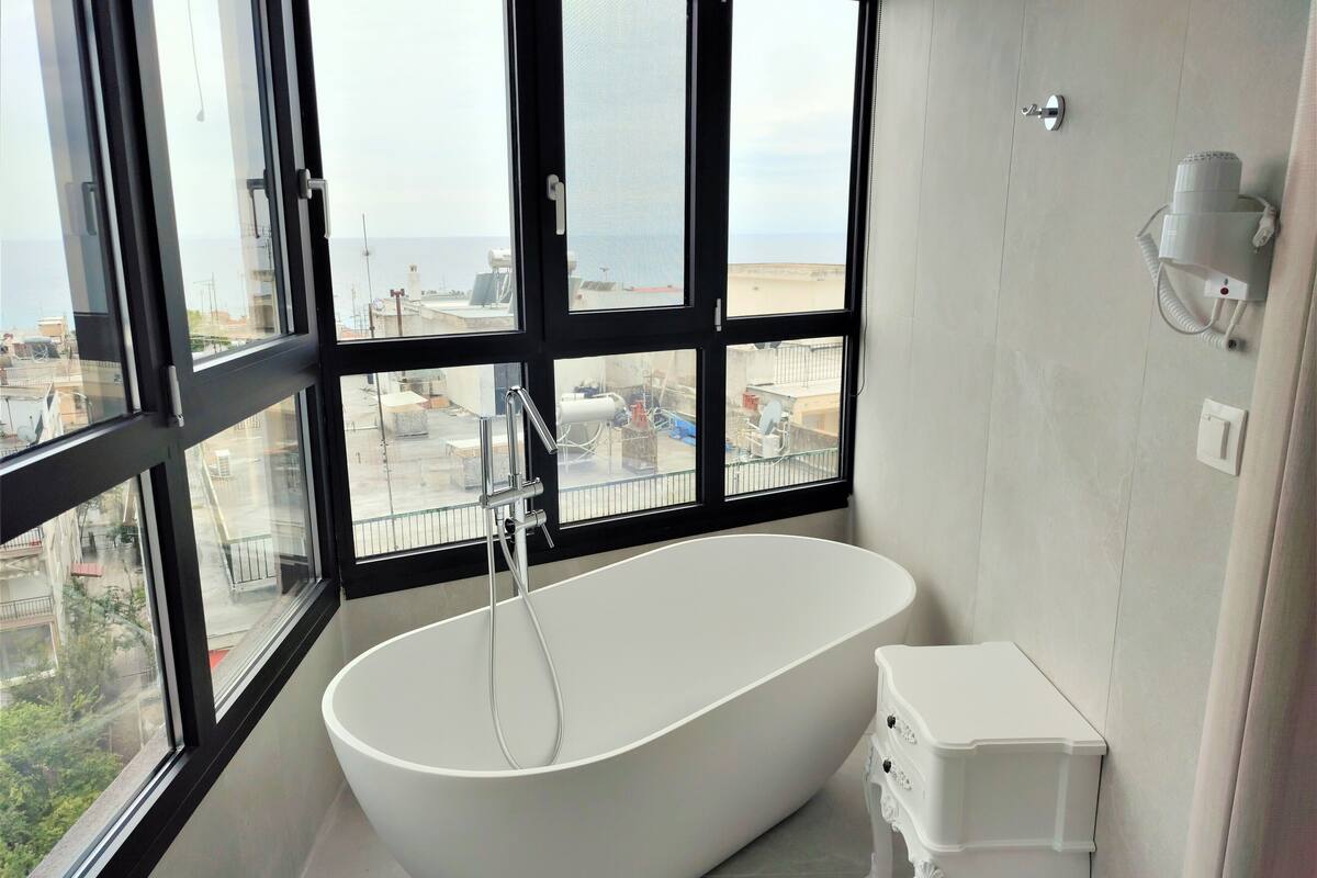 Baño | Regadera, amenidades de baño de diseñador, secadora de cabello