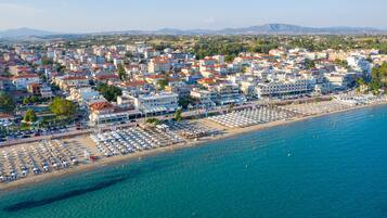 Beach nearby, white sand, 10 beach bars