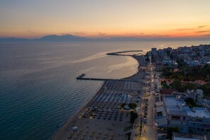Beach bar - Light Blue Luxury Rooms (Nea Propontida)
