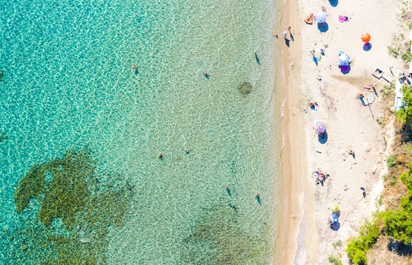 Beach nearby, white sand, 10 beach bars - Light Blue Luxury Rooms (Nea Propontida)