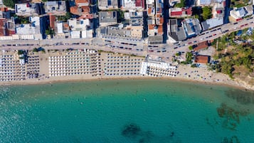 Ubicación cercana a la playa, arena blanca y 10 bares en la playa
