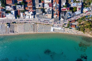Perto da praia, areia branca, 10 bares na praia 