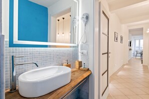 Regadera, secadora de cabello, bidet 