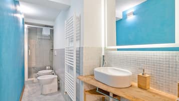 Dusche, Haartrockner, Bidet