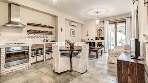 Une cuisine moderne dotée d’un îlot central, d’un four encastré et de nombreux rangements.