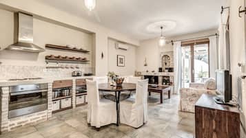 Full-sized fridge, microwave, oven, espresso maker