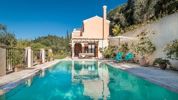 Piscine extérieure, parasols de plage, chaises longues