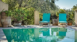 Piscine extérieure, parasols de plage, chaises longues