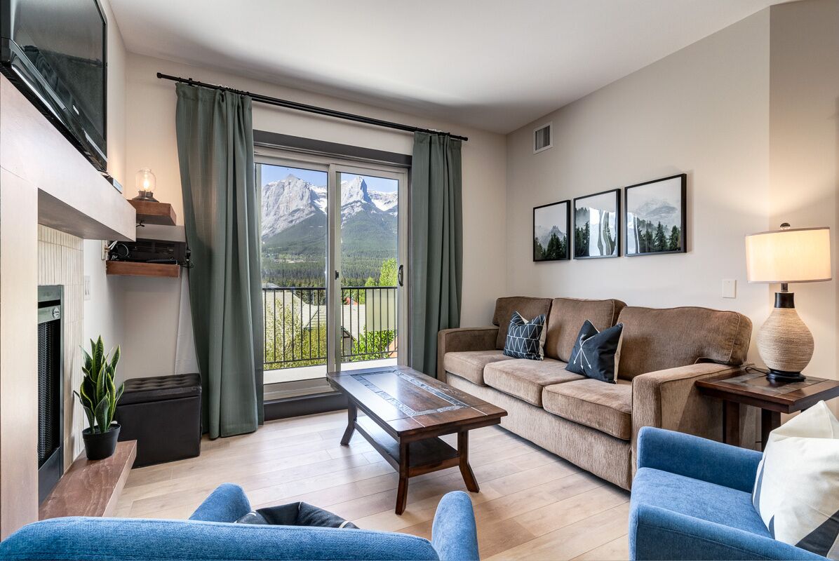 Smart TV, fireplace, stereo