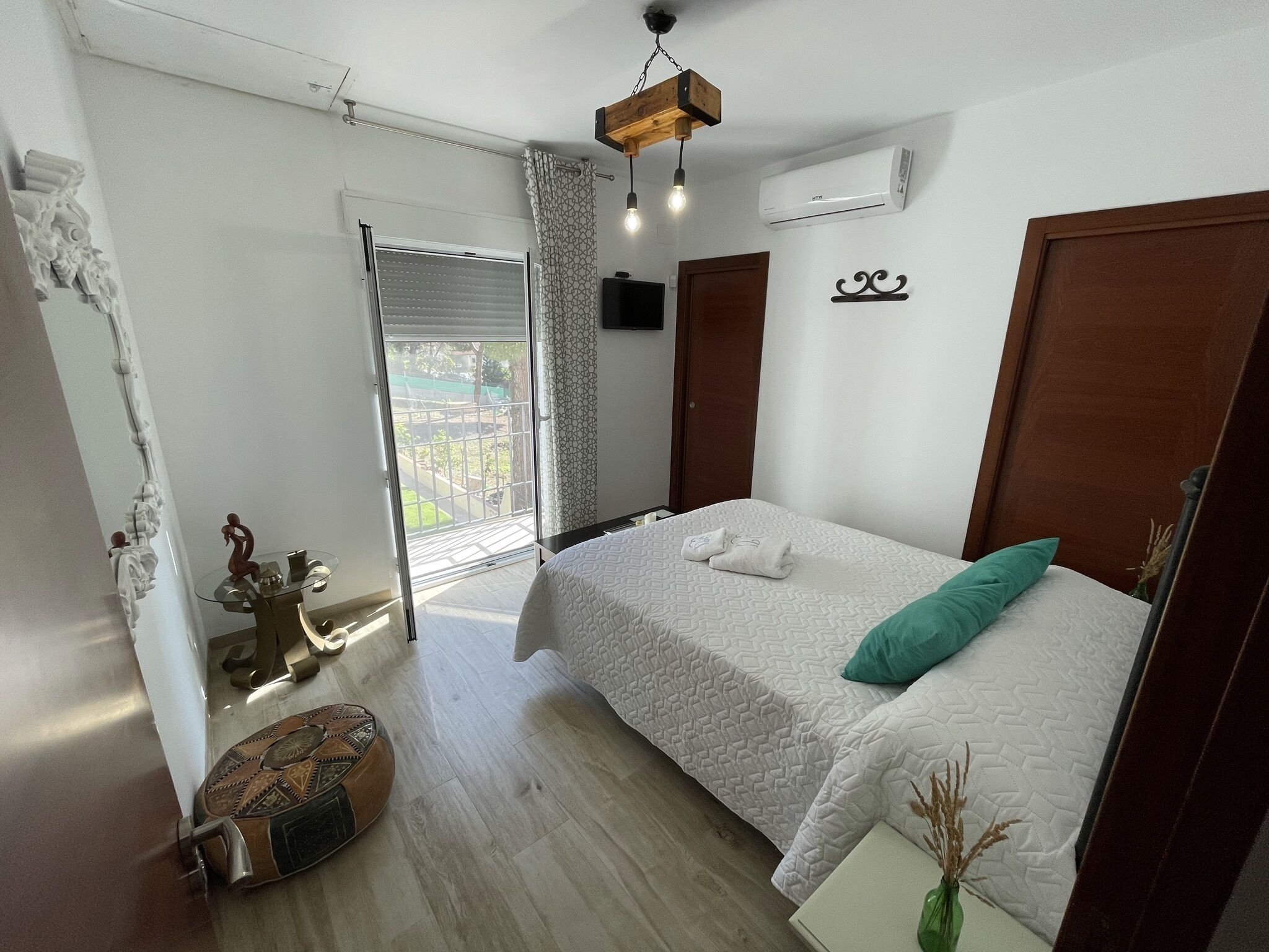 8 slaapkamers, geluiddichte muren, een strijkplank/strijkijzer