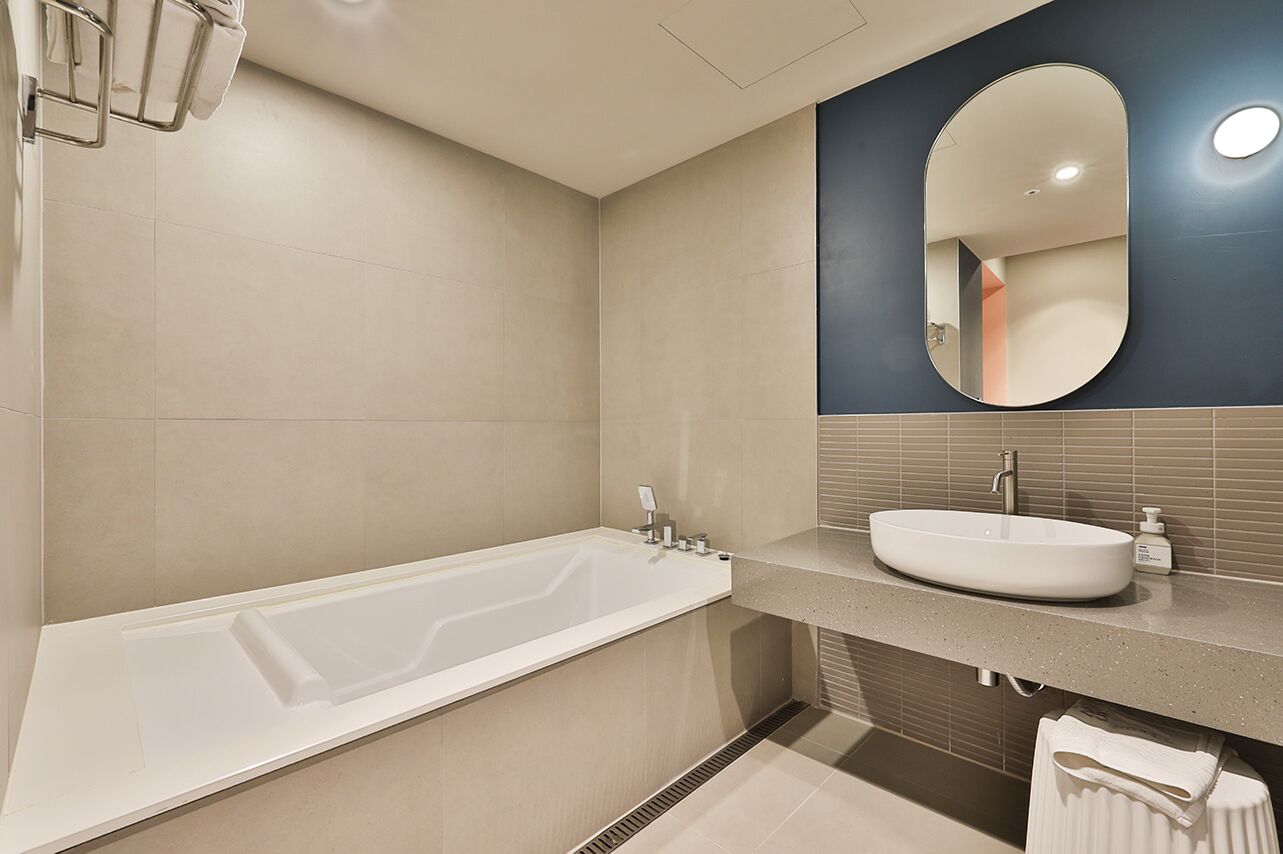 Chambre Double Royale | Salle de bain | Douche, articles de toilette gratuits, sèche-cheveux, peignoirs