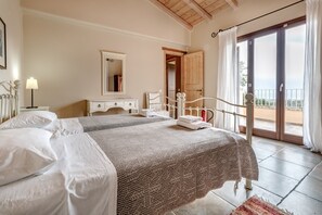 3 عدّة غرف نوم وأغطية فراش متميزة وتجهيزات عازلة للصوت وسرير سفر