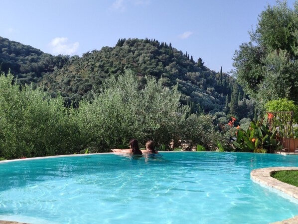 حمّام سباحة خارجي، مقاعد للتشمس