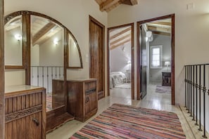 4 bedrooms, soundproofing, free WiFi, bed sheets