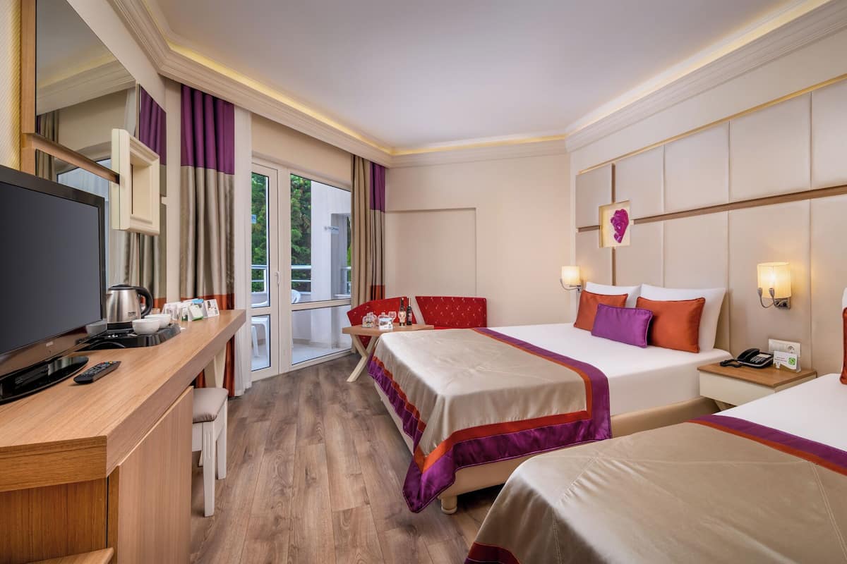 Standard Room | Minibar (free items), in-room safe, desk, WiFi (free)
