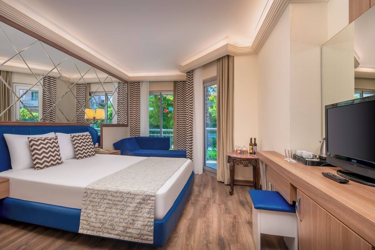 Family Room | Minibar (free items), in-room safe, desk, WiFi (free)