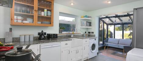 Cottage | Cuisine privée | Lave-vaisselle, batterie de cuisine, vaisselle et ustensiles