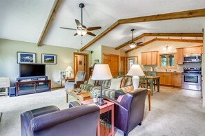 Fireplace, DVD player - Explore Canaan Valley from Ski Hive! (Canaan Valley)