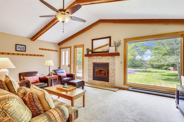 Fireplace, DVD player - Explore Canaan Valley from Ski Hive! (Canaan Valley)