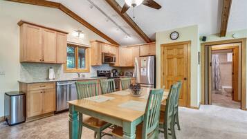 Réfrigérateur, micro-ondes, lave-vaisselle, cafetiÚre/bouilloire