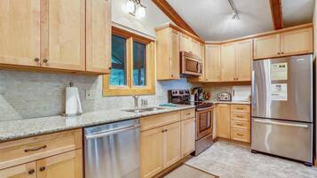 Réfrigérateur, micro-ondes, lave-vaisselle, cafetiÚre/bouilloire