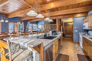 Fridge, microwave, dishwasher, coffee/tea maker - Perfect & beautiful location to gather family and friends for any occasion! (Canaan Valley)