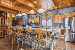Fridge, microwave, dishwasher, coffee/tea maker - Perfect & beautiful location to gather family and friends for any occasion! (Canaan Valley)