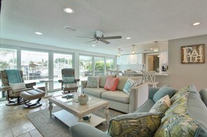 Fernseher, DVD-Player, Tischtennisplatte