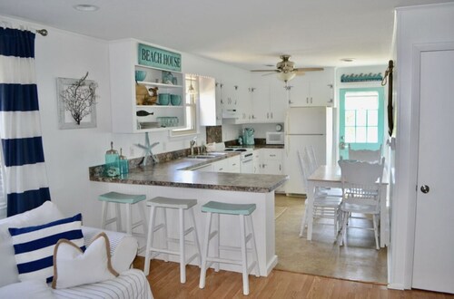 DESIGNER Beach Cottage - Only 2 Blocks to the Lifeguarded Beach!!