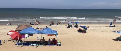 Beach nearby, sun-loungers, beach towels