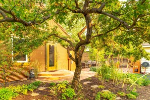 Terrace/patio - Bend West Side Cottage ~ Dog Friendly ~ Fireplace (Bend)