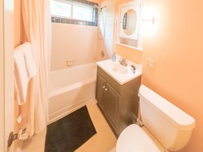 Kombination af bruser/badekar, hårtørrer, håndklæder