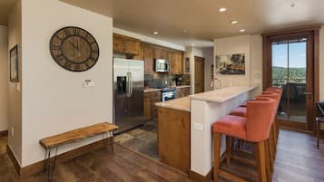 Réfrigérateur, four à micro-ondes, un four, surface de cuisson