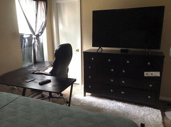 1 slaapkamer, een bureau, een strijkplank/strijkijzer, internet