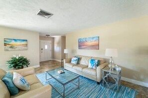 TV, stereo - Cottage w/lanai and garage, 4 mi. Siesta Key (Sarasota)