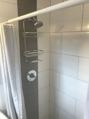 Ducha, secador de pelo, toallas y jabón