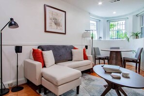 Televisión y oficina 