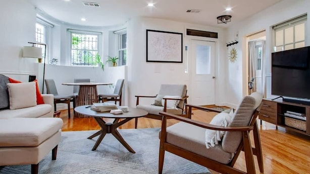 TV, offices - Fancy 1-BR in Central Location (Washington)