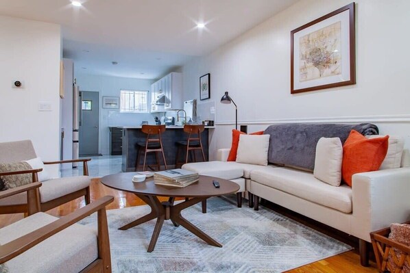 Televisión y oficina 