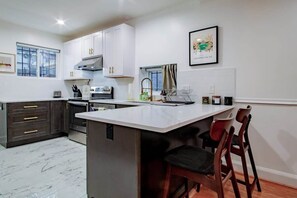 Refrigerador, microondas, horno y parrilla de estufa 