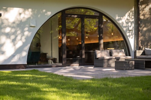 Modern-traditional apartment