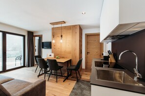 Kylskåp, spishäll, diskmaskin och kaffe- och tebryggare