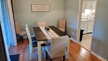 House, 5 Bedrooms | Dining