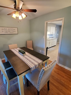 Casa, 5 quartos | Cozinha privada | Geladeira, fogão, cafeteira/chaleira, torradeira