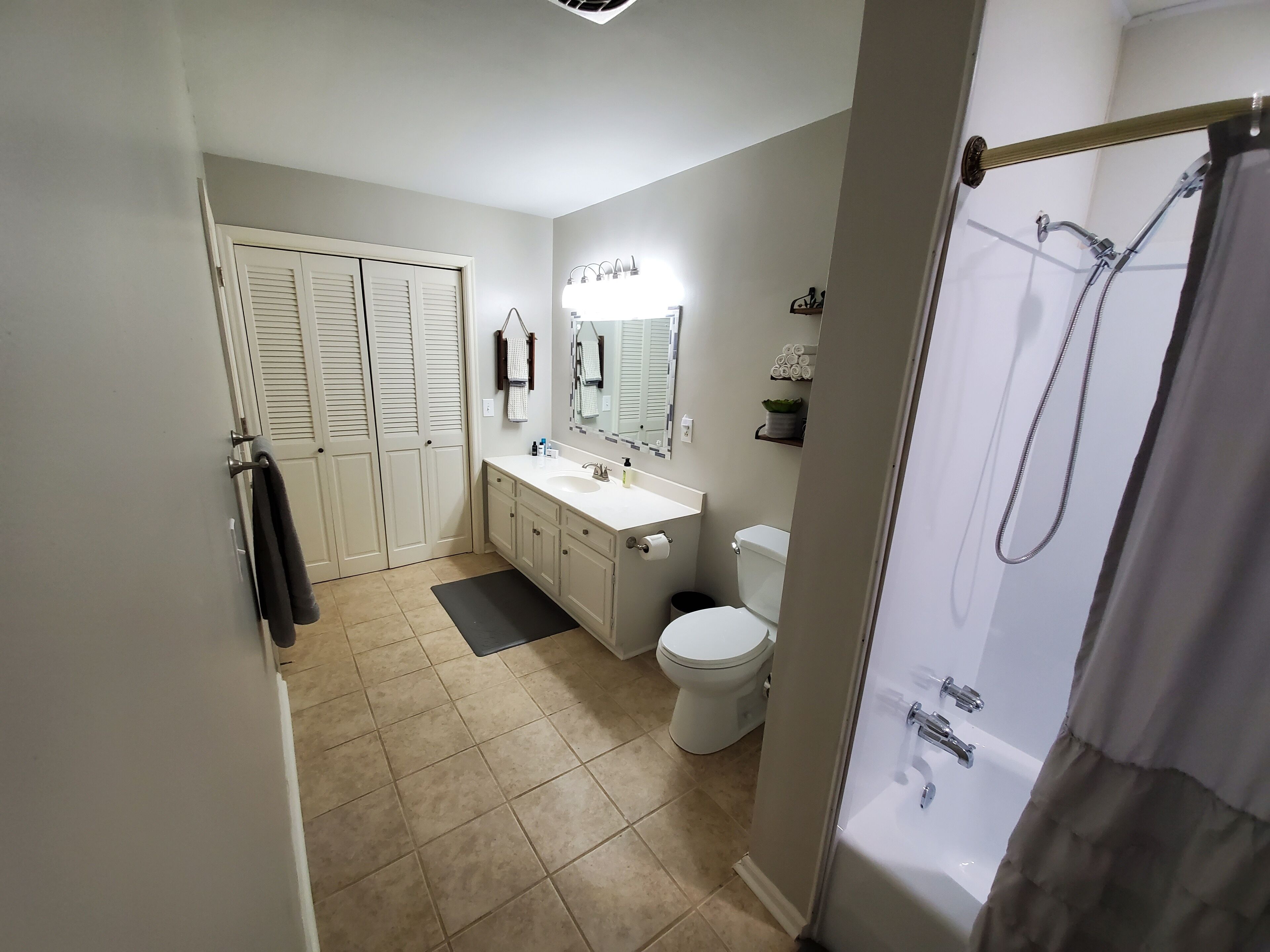 Ein Badezimmer mit Toilette, Waschbecken und Dusche.