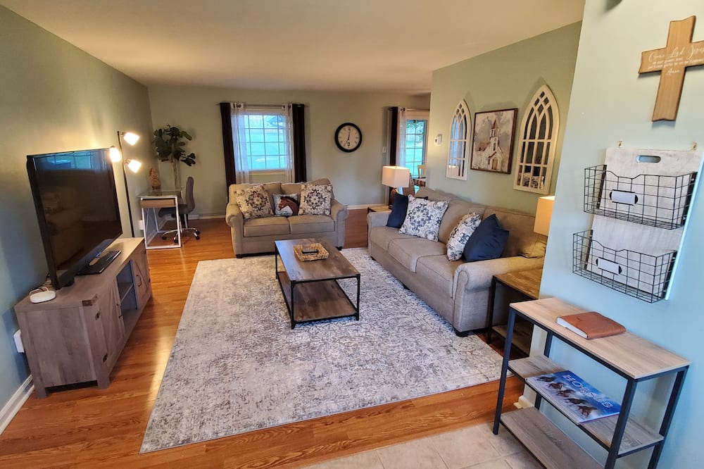 Andrea Abode 5 Bedroom Home by RedAwning