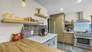 House, 3 Bedrooms | Private kitchen | Fridge, oven, coffee/tea maker, toaster