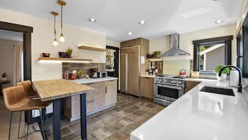 House, 3 Bedrooms | Private kitchen | Fridge, oven, coffee/tea maker, toaster